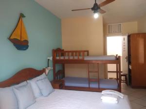 Pousada Arrastão da Ilha في أبراو: غرفة نوم بسريرين بطابقين وسرير