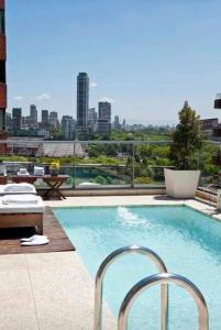 a swimming pool with a view of a city skyline at Ubicación Exclusiva en Palermo c/ Piscina in Buenos Aires