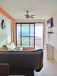 阿塔卡梅斯的住宿－Suites Marbensa, Malecón de Atacames，一间卧室配有一张床和吊扇