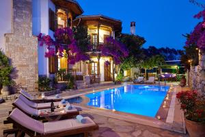阿奇亚卡Villa Vali的夜晚带泳池的别墅