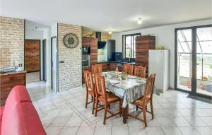 een keuken en eetkamer met een tafel en stoelen bij Gorgeous Home In Bacilly With Kitchen in Bacilly