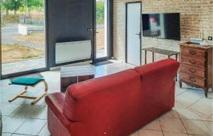 TV a/nebo společenská místnost v ubytování 2 Bedroom Stunning Home In Bacilly