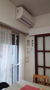 Habitación con ventana y aire acondicionado. en Departamento Yatay Corrientes en Buenos Aires