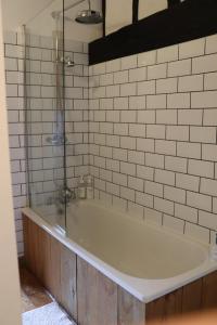 W łazience znajduje się wanna z przeszklonym prysznicem. w obiekcie Delightful 4BD Home full of Flair Edenbridge Kent w mieście Edenbridge