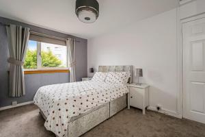 Tempat tidur dalam kamar di Centrally Situated 1 Bedroom House in Cumbernauld
