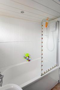 uma casa de banho branca com uma banheira e um WC em Centrally Situated 1 Bedroom House in Cumbernauld em Cumbernauld