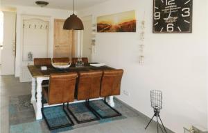ユリウスルーにあるGorgeous Home In Breege-juliusruh With Wifiのダイニングルーム(テーブル、椅子、カメラ付)