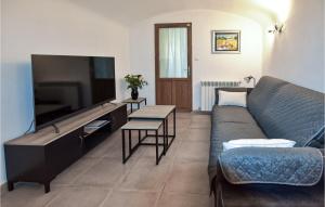 ein Wohnzimmer mit einem Sofa und einem Flachbild-TV in der Unterkunft Amazing Home In Beaumes-de-venise With Private Swimming Pool, Can Be Inside Or Outside in Beaumes-de-Venise