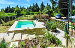 einen Pool in einem Garten mit einem Zaun in der Unterkunft Amazing Home In Beaumes-de-venise With Private Swimming Pool, Can Be Inside Or Outside in Beaumes-de-Venise