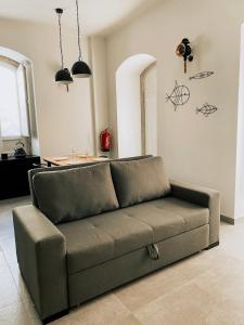 un divano in soggiorno di Baixa-Mar Setúbal Miradouro a Setúbal