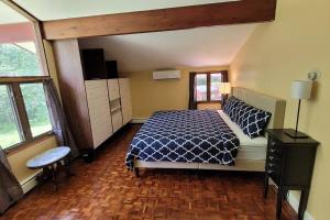 Una cama o camas en una habitación de Sunset Estate in the Catskills