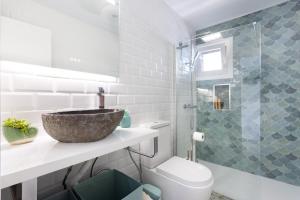 Koupelna v ubytování La Fula Beach Rooms + 30 fotografií