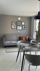 sala de estar con sofá y mesa de cristal en LD House luxury, en Cali