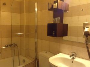 Koupelna v ubytování Hotel Electra + 37 fotografií