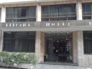 um hotel com uma placa que lê o hotel litzka em Hotel Electra em Volos