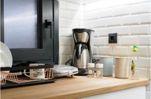 A cozinha ou kitchenette de Neoclassical Apartments with backyard acess