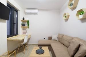 Uma área de estar em Neoclassical Apartments with backyard acess
