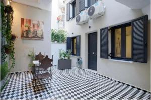 Uma área de estar em Neoclassical Apartments with backyard acess