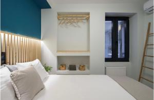 Uma cama ou camas num quarto em Neoclassical Apartments with backyard acess