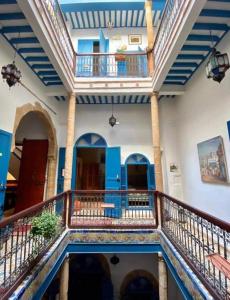 una escalera en un edificio de color azul y blanco en Riad Le Cheval Blanc, en Safí