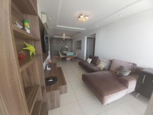 - un salon avec un canapé et une table dans l'établissement Espetacular vista do mar - Beto Carrero - Ap502, à Penha