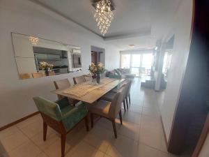 une salle à manger avec une grande table et des chaises dans l'établissement Espetacular vista do mar - Beto Carrero - Ap502, à Penha