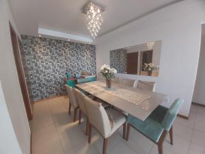 - une salle à manger avec une table et des chaises dans l'établissement Espetacular vista do mar - Beto Carrero - Ap502, à Penha