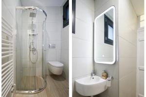 Uma casa de banho em Neoclassical Apartments with backyard acess