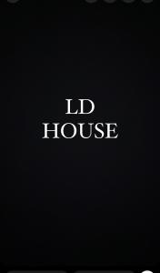 un cartel que dice casa de identidad en un fondo negro en LD House luxury, en Cali