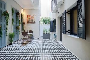 een steegje met een zwart-witte tegelvloer bij Athenian central Studio with Garden! in Athene