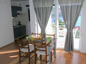cocina y comedor con mesa y sillas en Apartments by the sea Businci, Ciovo - 4863, en Trogir
