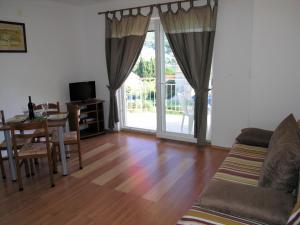 sala de estar con sofá y mesa en Apartments by the sea Businci, Ciovo - 4863, en Trogir