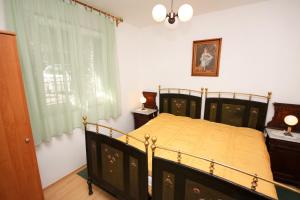 Posteľ alebo postele v izbe v ubytovaní Family friendly seaside apartments Arbanija, Ciovo - 5220