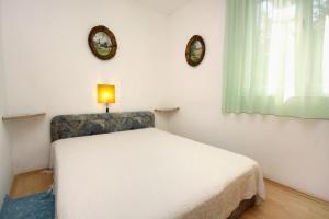 Posteľ alebo postele v izbe v ubytovaní Family friendly seaside apartments Arbanija, Ciovo - 5220