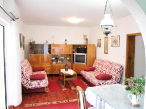 Kuchyňa alebo kuchynka v ubytovaní Family friendly seaside apartments Arbanija, Ciovo - 5220