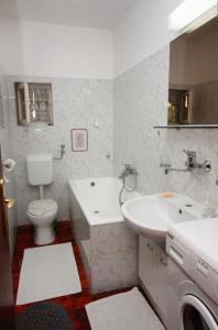 Kúpeľňa v ubytovaní Family friendly seaside apartments Arbanija, Ciovo - 5220 + 37 fotografií