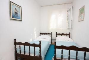 Posteľ alebo postele v izbe v ubytovaní Family friendly seaside apartments Arbanija, Ciovo - 5220