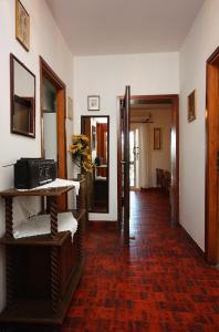 Televízia a/alebo spoločenská miestnosť v ubytovaní Family friendly seaside apartments Arbanija, Ciovo - 5220