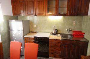 Kuchyňa alebo kuchynka v ubytovaní Family friendly seaside apartments Arbanija, Ciovo - 5220
