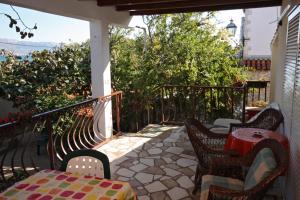 Balkón alebo terasa v ubytovaní Family friendly seaside apartments Arbanija, Ciovo - 5220