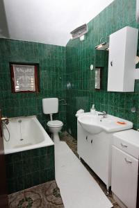 Kúpeľňa v ubytovaní Family friendly seaside apartments Arbanija, Ciovo - 5220