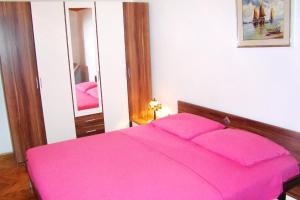 Posteľ alebo postele v izbe v ubytovaní Family friendly seaside apartments Arbanija, Ciovo - 5220