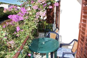 Balkón alebo terasa v ubytovaní Family friendly seaside apartments Arbanija, Ciovo - 5220