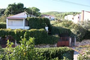 Vonkajšia záhrada v ubytovaní Family friendly seaside apartments Arbanija, Ciovo - 5220