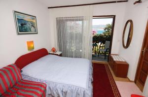 Posteľ alebo postele v izbe v ubytovaní Family friendly seaside apartments Arbanija, Ciovo - 5220