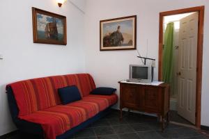 Televízia a/alebo spoločenská miestnosť v ubytovaní Family friendly seaside apartments Arbanija, Ciovo - 5220