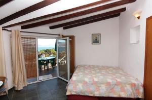 Posteľ alebo postele v izbe v ubytovaní Family friendly seaside apartments Arbanija, Ciovo - 5220