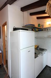 Kuchyňa alebo kuchynka v ubytovaní Family friendly seaside apartments Arbanija, Ciovo - 5220