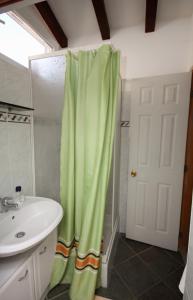 Kúpeľňa v ubytovaní Family friendly seaside apartments Arbanija, Ciovo - 5220