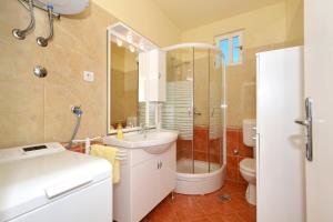 Kúpeľňa v ubytovaní Apartments with parking spaces Slatine, Ciovo - 5158 + 28 fotografií